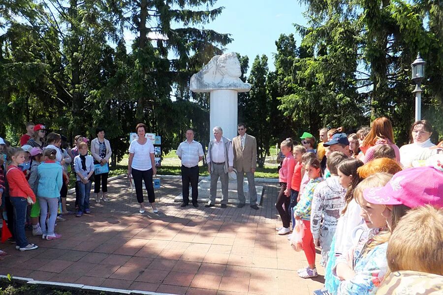 Погода малоархангельске орловской на неделю. Малоархангельск парк Пушкина. Парк им Пушкина Малоархангельск. Малоархангельск памятник Пушкину. День города Малоархангельск Орловская область.