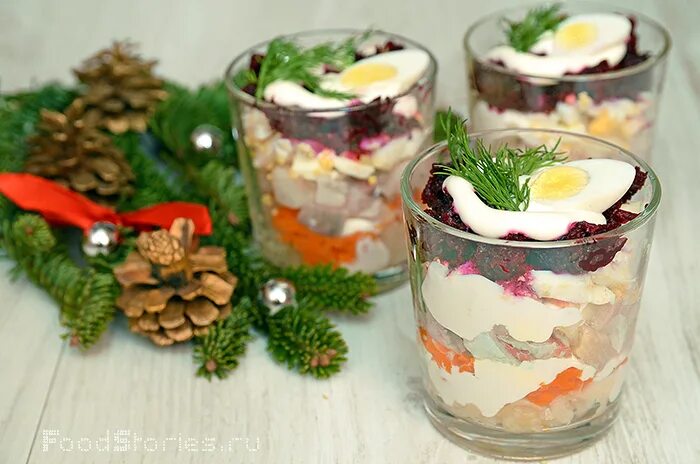 салатики в стаканчиках. подшуба в стакане.