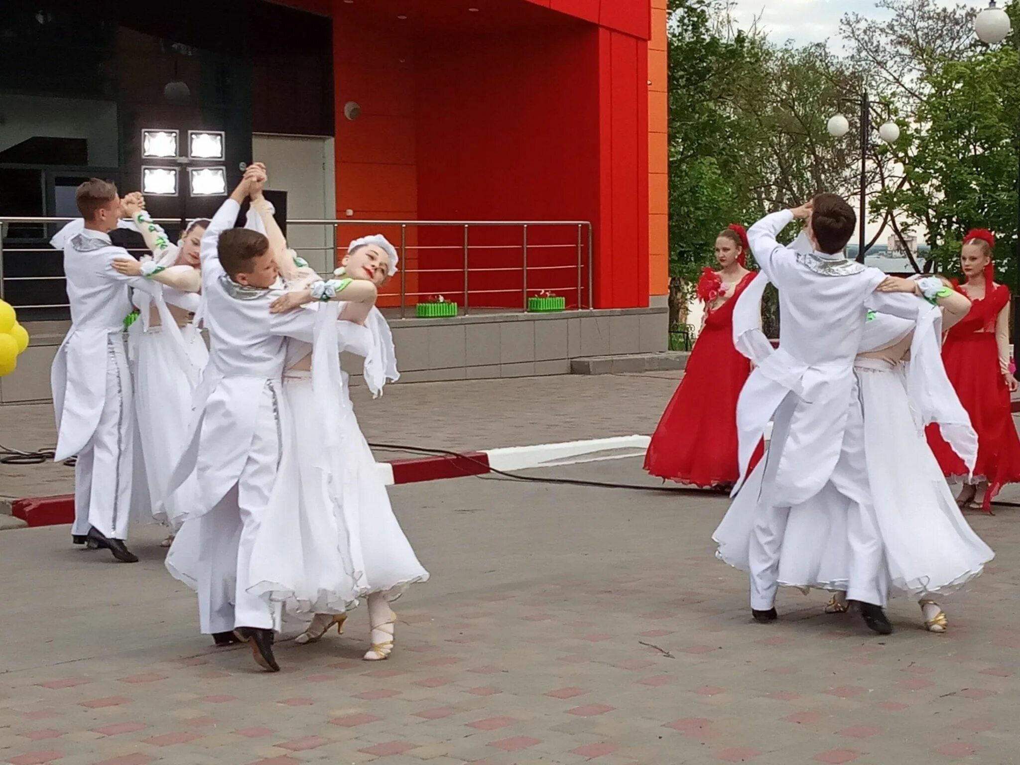 Выпускной вальс. Движения для вальса на выпускной. Выпускной вальс фото. Вальс на выпускной 11 класс современные. Современные песни для вальса на выпускной