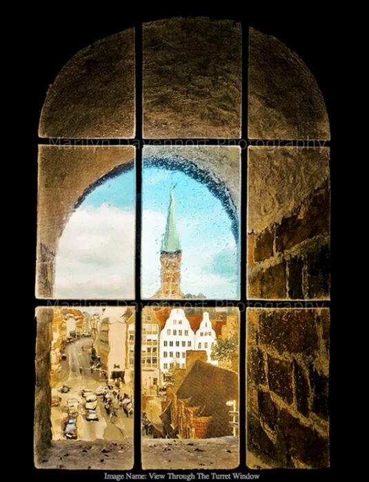 Окно с хогвартсом. Окна и двери. B window. Деревянные окна в английском стиле. Черные пластиковые окна в интерьере.