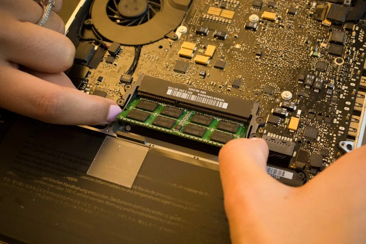 Память ноутбук 4 2. MACBOOK Pro 2014 Memory. Ноутбучный разъем ОЗУ. Впаянная Оперативная память. Оперативная память на материнской плате ноутбука.