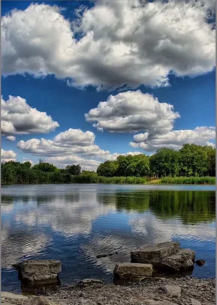 Облака плывут в воде. Пейзаж с облаками. Облака плывут. Облака в реке. Облака фото.