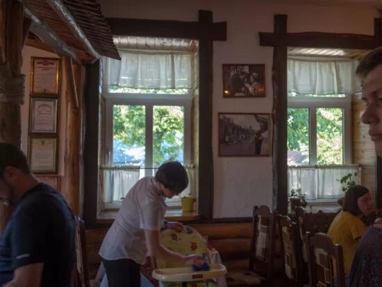 Бальзаминов дворик ул ленина 75 суздаль фото Владимирцы прошли по Суздалю маршрутом Бальзаминова и станцевали антраша на глав