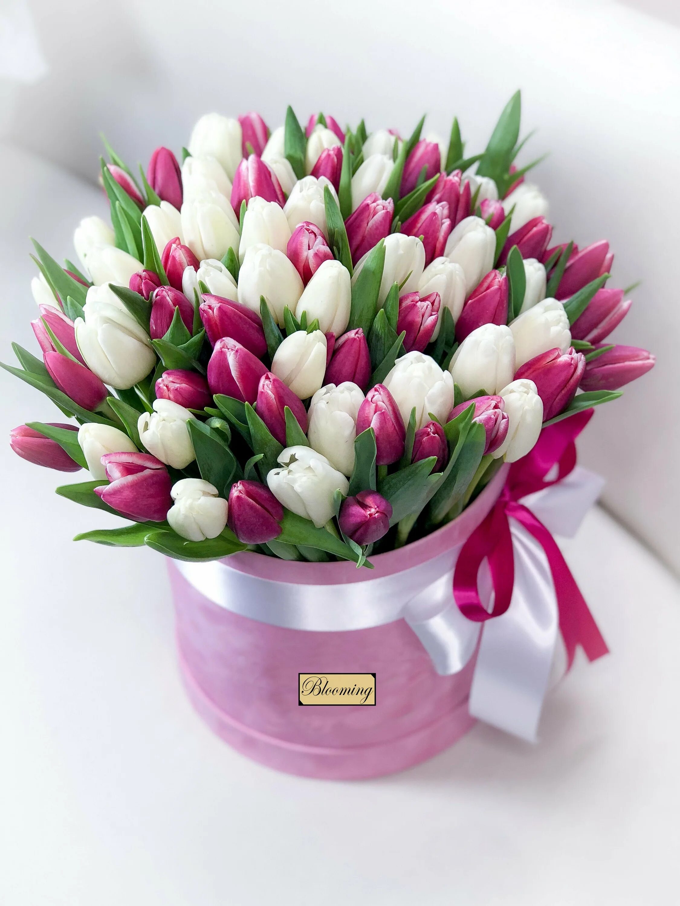 С днем рождения женщине красивые тюльпаны поздравления. Букет тюльпанов. Шикарный букет тюльпанов. Стильные весенние букеты. Красивый весенний букет.