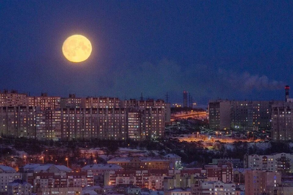 Мурманск есть ночь. Суперлуние в Мурманске. Суперлуние в Мурманске 2023. Луна Кировск Мурманская область. Суперлуние Пенза.