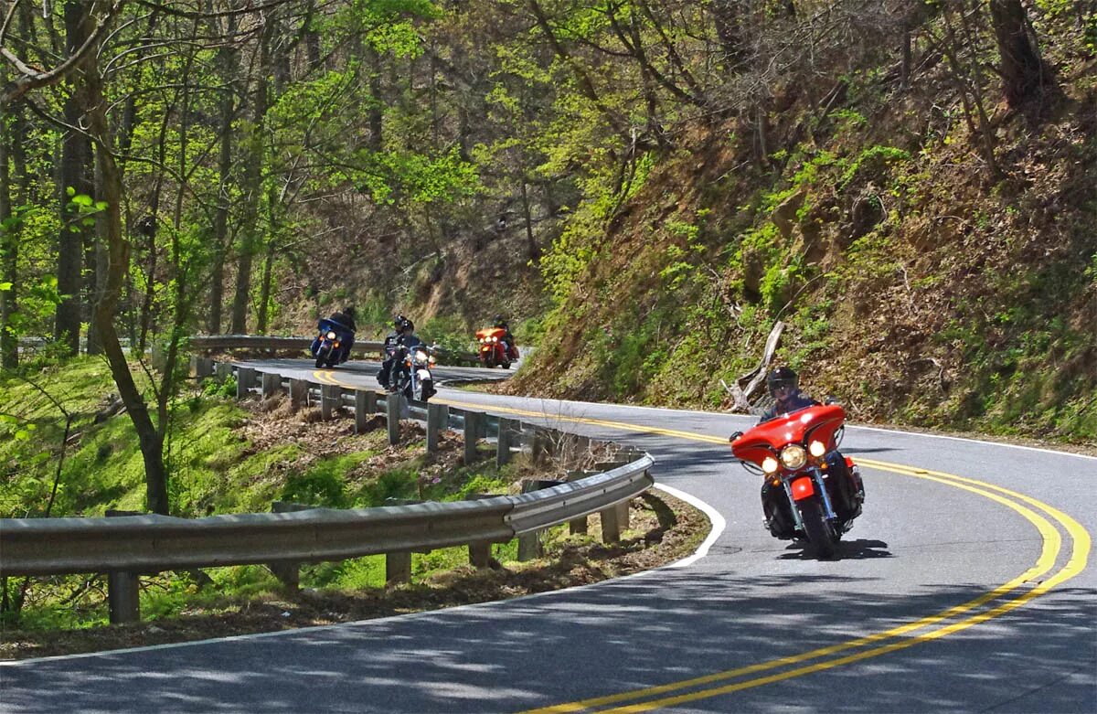 Первый участок пути мотоциклист. Айская Долина и мотоцикл. Motorcycle riding. Moto Rider. El Camino c мотоциклами.