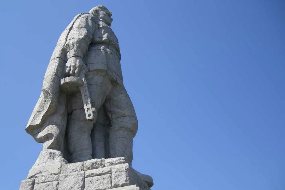 Алеша стоит в городе. Памятник советскому солдату в болгарии алеша. памятник воину освободителю в болгарии алеша. пловдив болгария памятник алеше. памятник советскому солдату-освободителю «алеша».