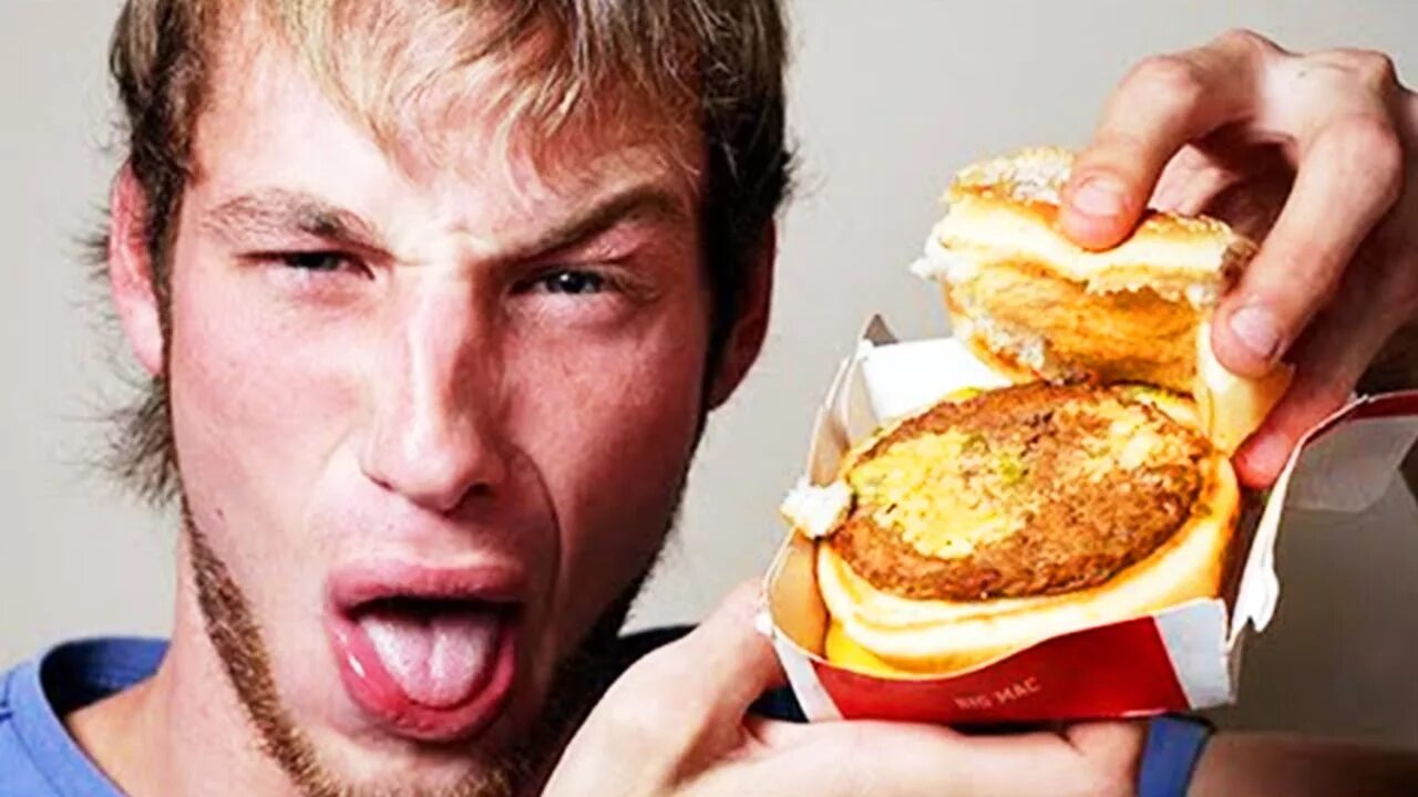 Люди едят какашки. Человек ест бутерброд. Тухлый бургер. Тухлый бутерброд. Чел с бутербродом.