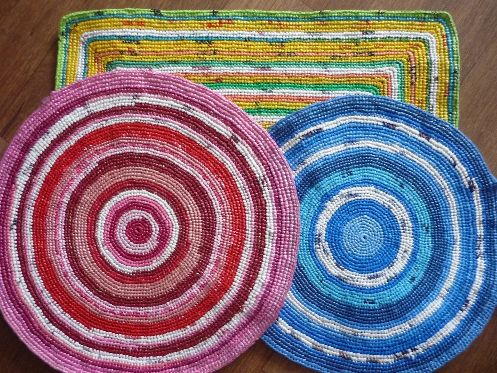 Как связать коврик из пакетов. Коврики из целлофановых пакетов. Коврик из пакетов для мусора. Коврики из целлофановых пакетов. Как связать коврик из пакетов.