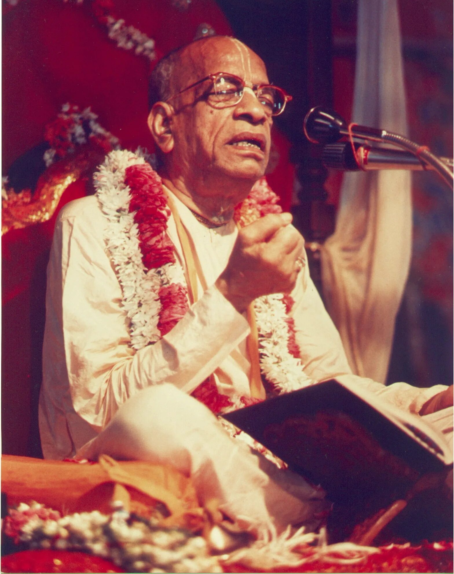 бхактиведанта свами прабхупада. брахмананда свами ученик прабхупады. бхактиведанта свами прабхупада и ученики. лекции шрилы прабхупады. шрила прабхупада с джапой.