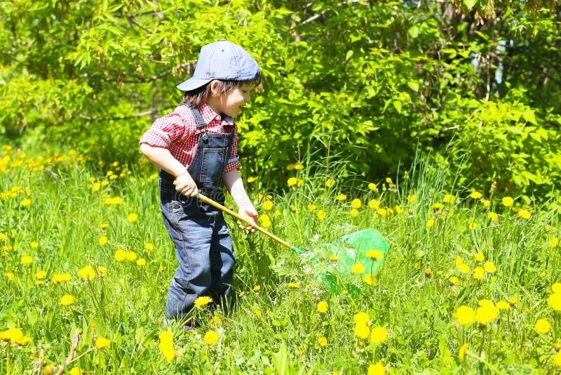 Мальчик гоняет. Мальчик с сачком. Дети ловят бабочек. Ловить бабочек сачком. Фотосессия мальчик с сачком.