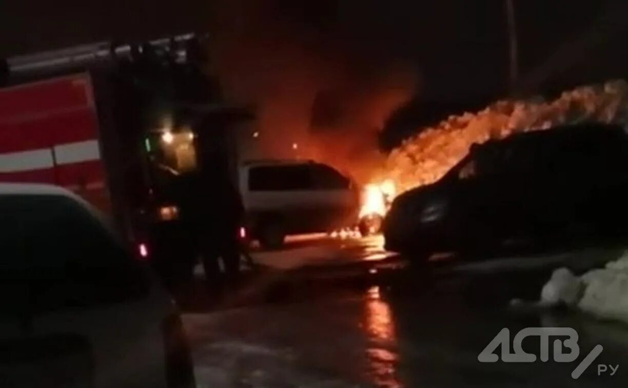 Фотографии горящей машины. Авария в Южно Сахалинске.