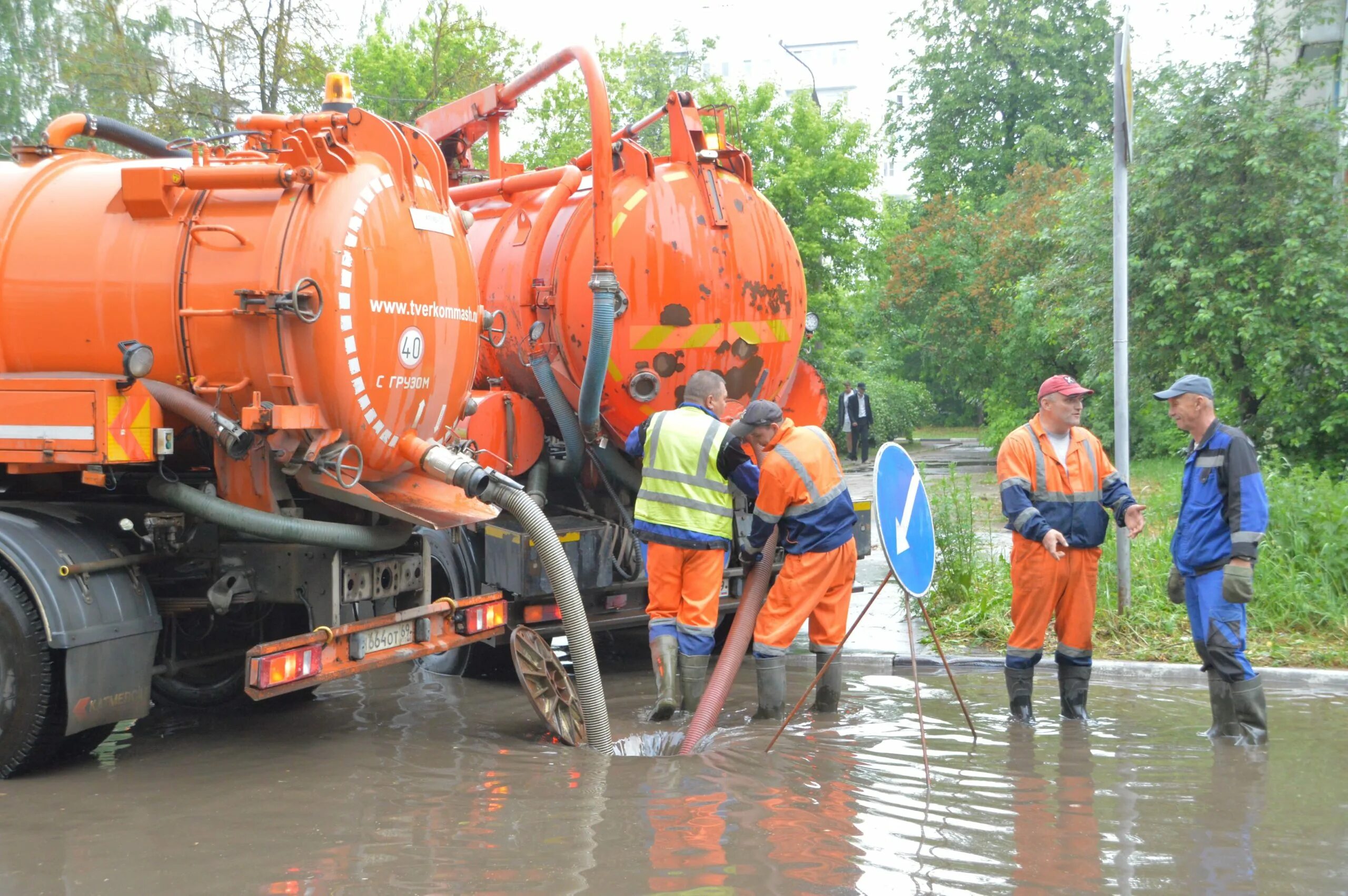 Пожарные без воды. Коммунальщики откачивают воду. Коммунальщики воду в ковш. Последствия откачка воды. МУП ЖЭК Тверь.