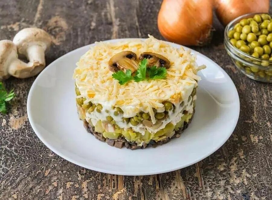 Салат с жареными шампиньонами и курицей слоями. Салат Курочка Ряба классический. Салат Курочка Ряба с ананасом. Салат Курочка Ряба с ананасом и курицей. Салат Курочка Ряба рецепт.