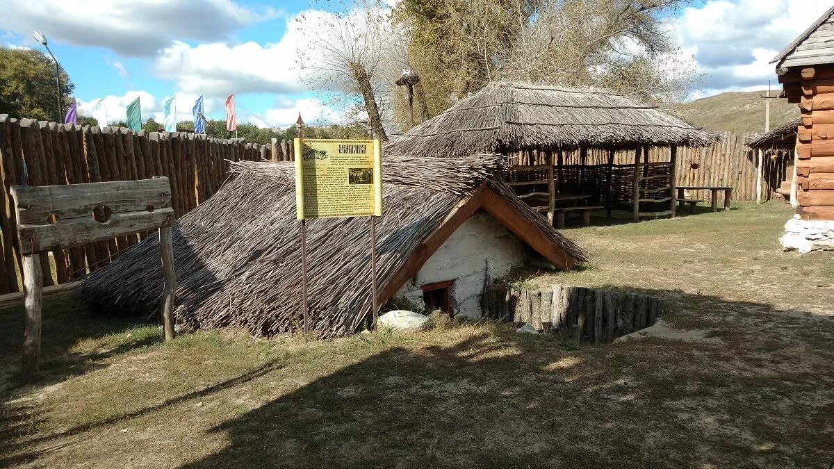 Левыкинский городок Урюпинский. Курень землянка. Казачий курень, Мазанка. Землянка Мазанка.