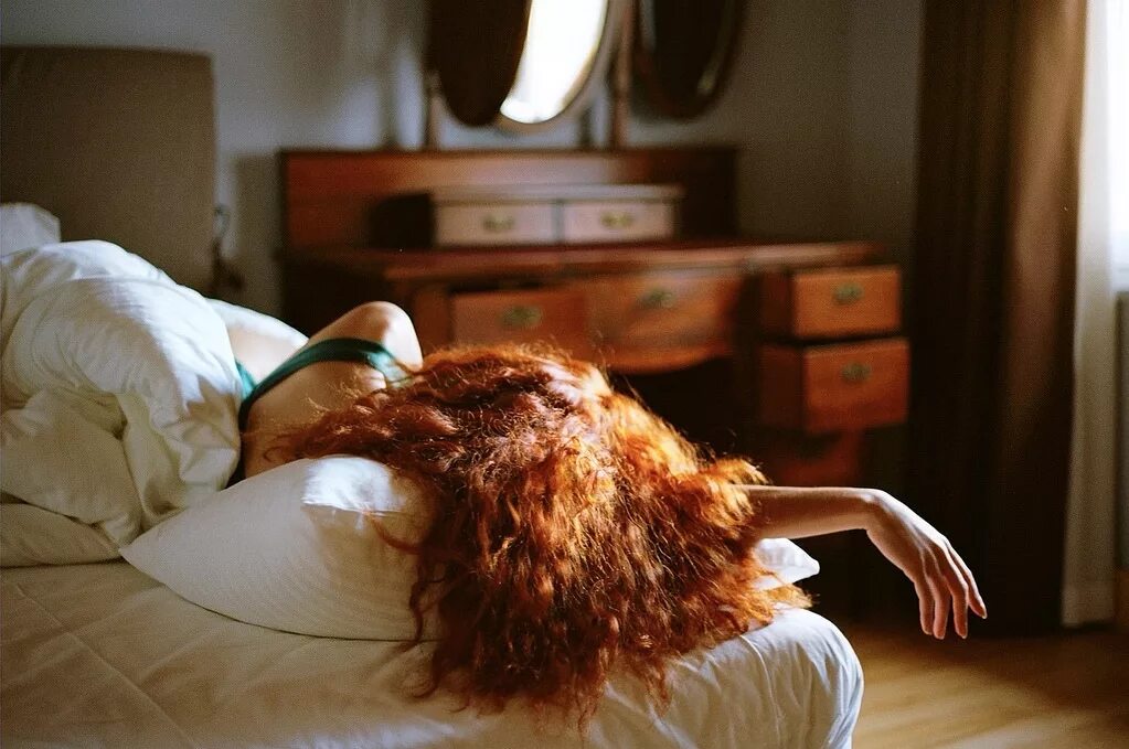 И рыжую девчонку ото сна. Рыжие волосы на кровати. Рыжая на кровати. Рыжая девушка в постели. Девушка проснулась.