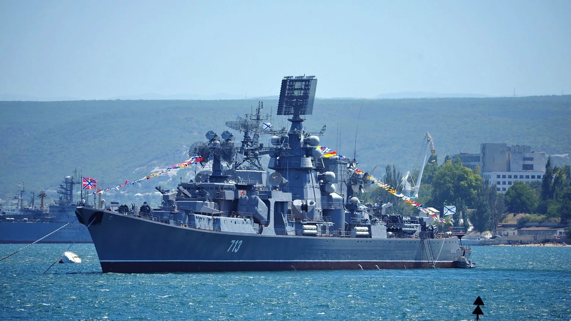 Корабль севастополь сегодня. Корабль сметливый севастополь. военно морская база черноморского флота в севастополе. корабли чф россии в севастополе. черноморский военный флот севастополь парад.