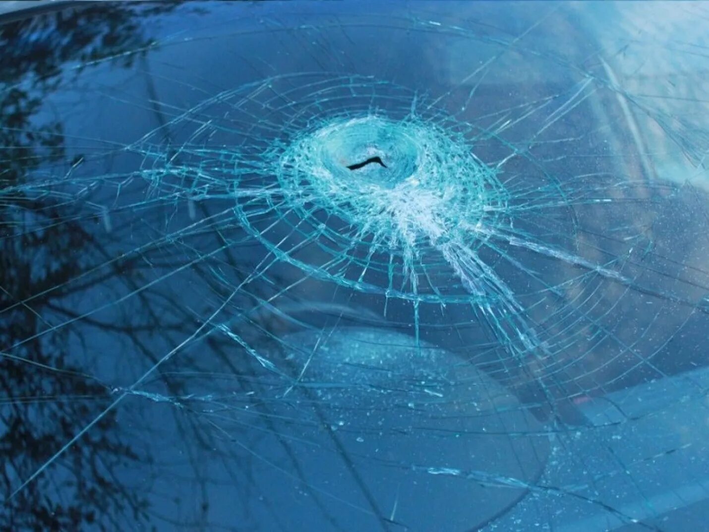 Разбитое лобовое стекло машины. Разбито лобовое стекло. Треснуло лобовое стекло. Битое лобовое стекло.