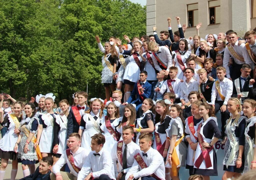 Подслушано власиха московская область. Школа имени Попова Власиха. Весенний бал Власиха. Весенний бал в школе. Школьный Власиха.