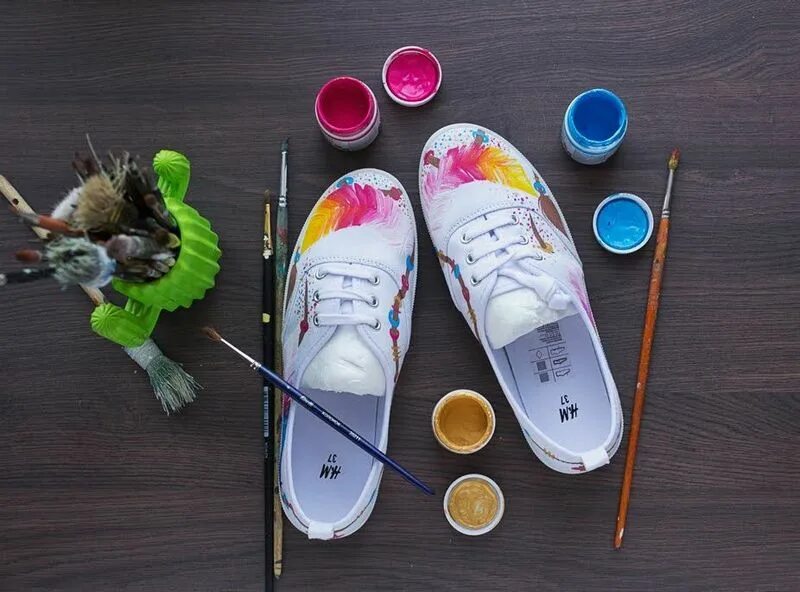 кроссовки разукрашенные красками.