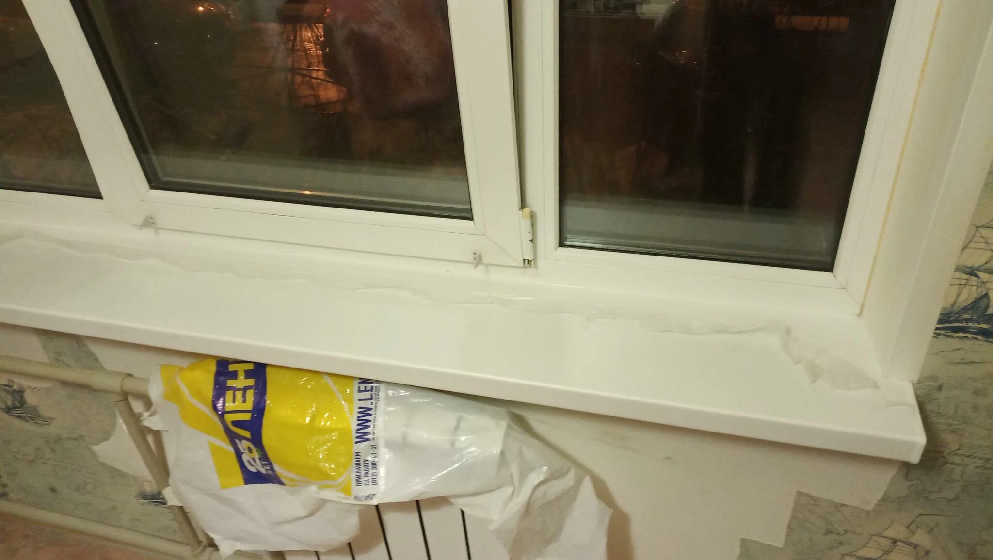 Сломанный подоконник. Можно ли поменять подоконник не меняя окно. Монтаж пластикового подоконника. Подоконник вровень с откосами. Откосы для окон данке.