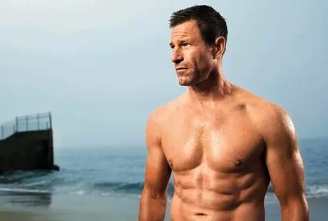 Slideshow aaron eckhart naked.