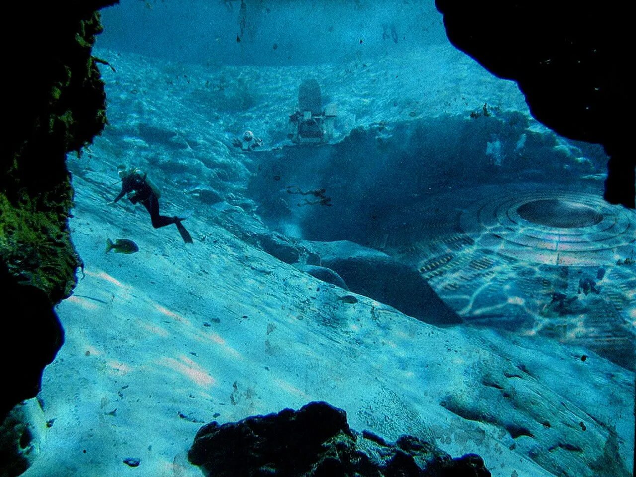 Мир подводной глубине. Бермудский треугольник и Марианская впадина. Остров Бимини Атлантида. Подводные НЛО квакеры. Дно океана.