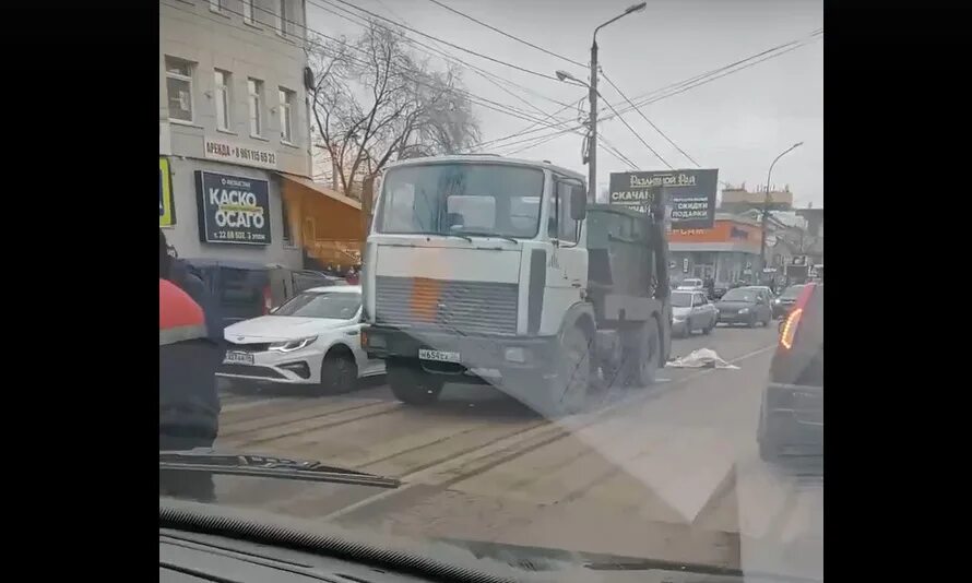 Мусоровоз задавил женщину. Авария на Машиностроителей Воронеж. ДТП Воронеж на Северном мосту Мерседес и мусоровоз 2022.