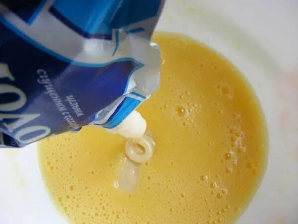 Крахмал со сгущенкой. Крахмал со сгущенкой. Перевертыши из сгущенки. Десерт из молока и крахмала. Десерт из кукурузного крахмала и молока.