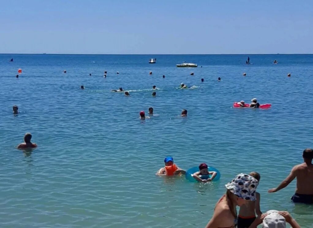 Черное море отдых 2023. Голубая бухта в Геленджике 2022. Пляж фото. Отдых на пляже. Где отдохнуть на море.