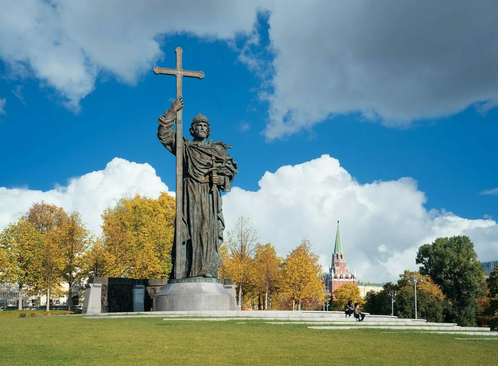 Памятники князей. Памятники князей. Памятник владимиру крестителю в москве. Памятник князю владимиру в москве. Памятники князей.