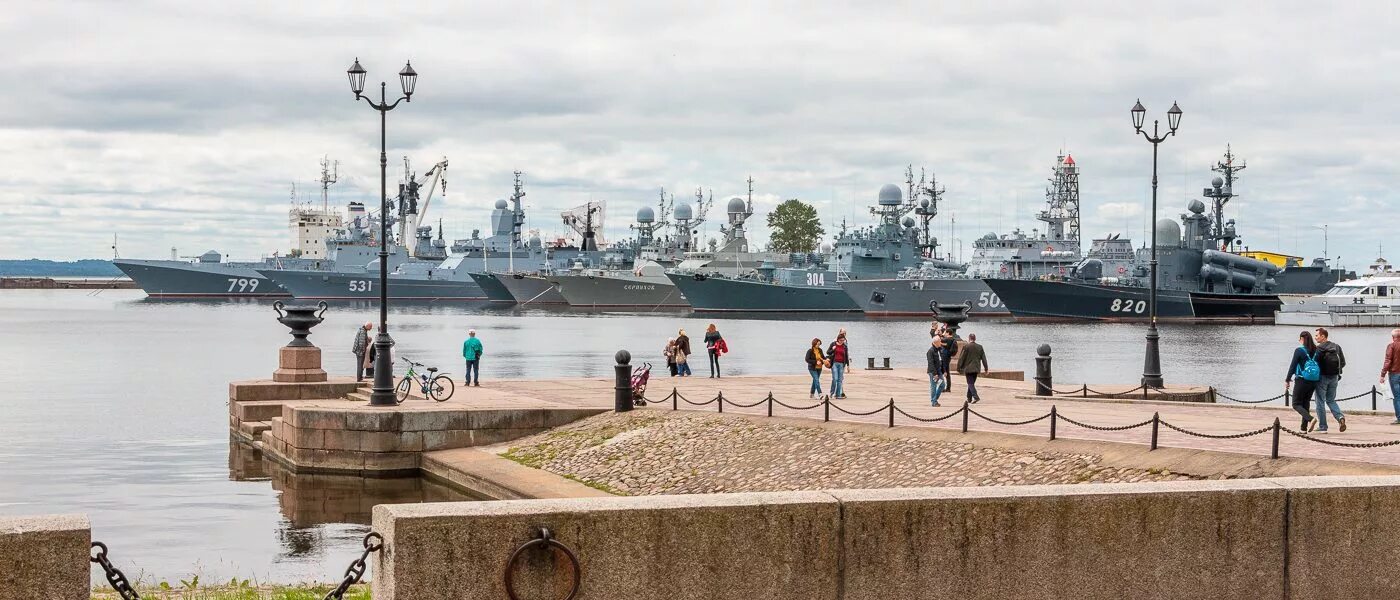 Город военно морской порт. Петровская Пристань в Кронштадте. Петровская набережная Кронштадт. Кронштадт корабли Петровская Пристань. Средняя гавань в Кронштадте.