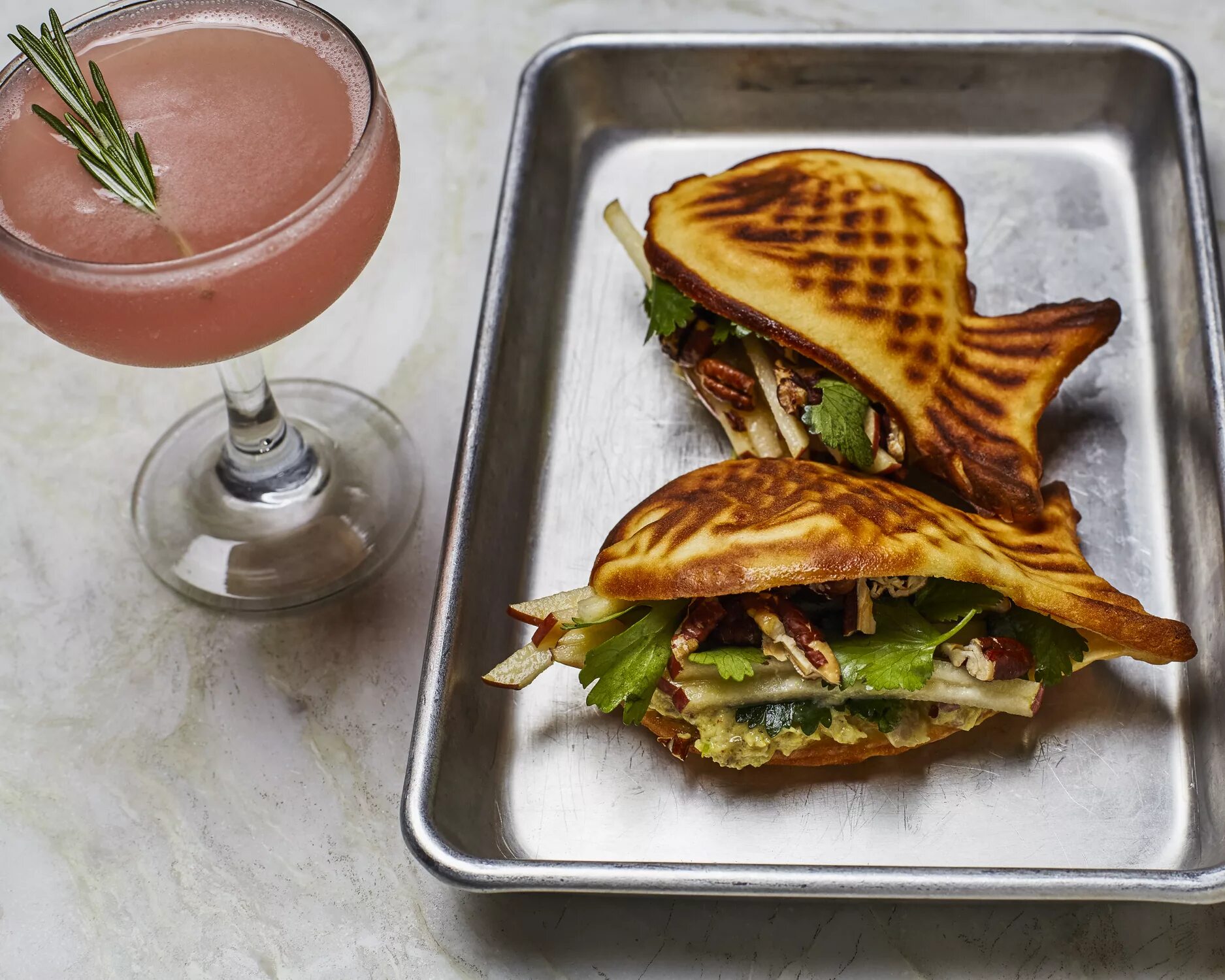 Вафли с рыбой и творожным сыром. Вафли с рыбой. Вафли с рыбой. Вафли с рыбой и песто. Бельгийские вафли с рыбой.