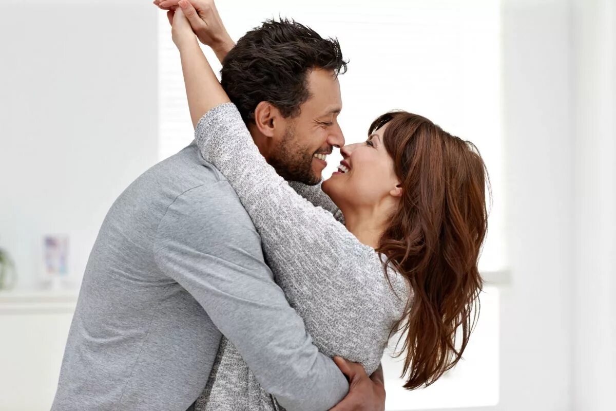 Мужчина и женщина любовь. Парень обожает бывшую. Нежный мужчина. Парень обожает бывшую. Обнимает её крепко.