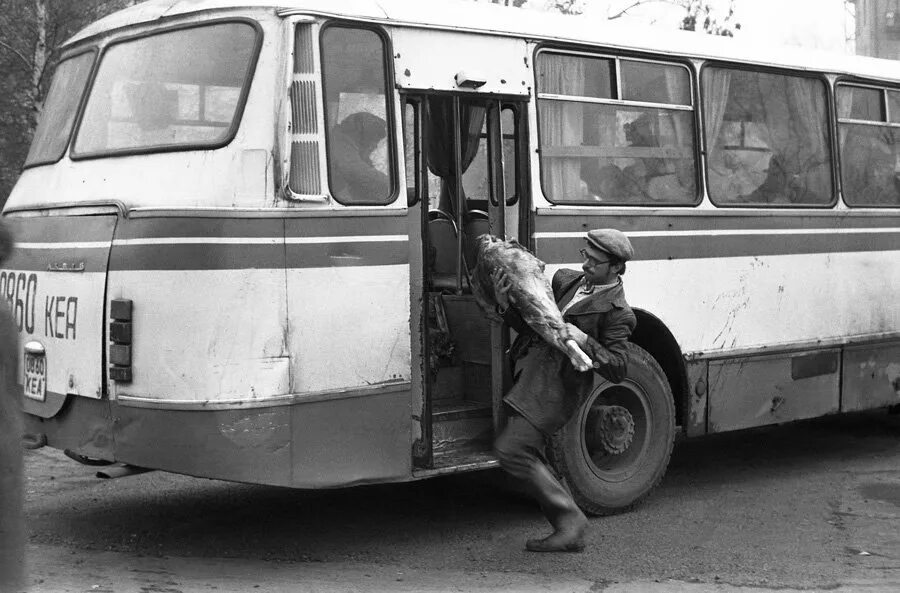Автобус был переполнен. Лаз 695н. советские люди в автобусе.