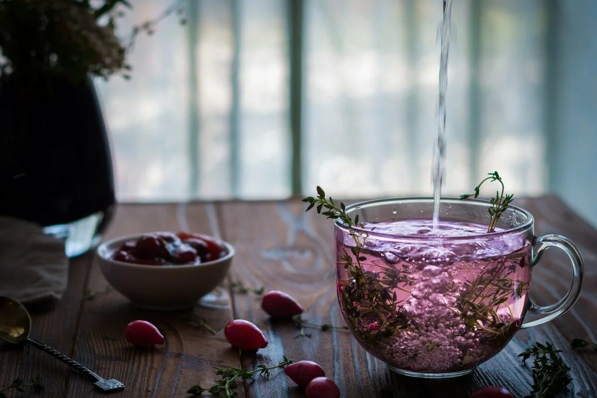 Разбавляешь чай. Разбавляем чай водой. Примета почему нельзя разбавлять чай. Как называется вода которой разбавляют чай. Разбавляешь чай.