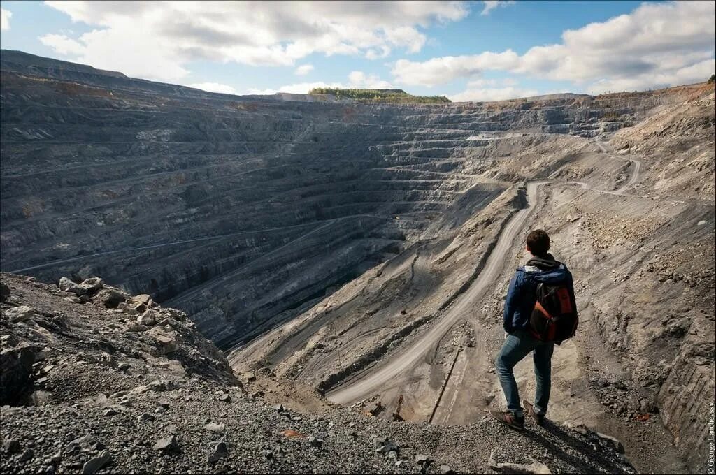 карьер янтарного комбината поселок янтарный. карьер янтаря в калининграде. михайловский гок карьер. площадка карьеры. асбестовский карьер в асбесте.