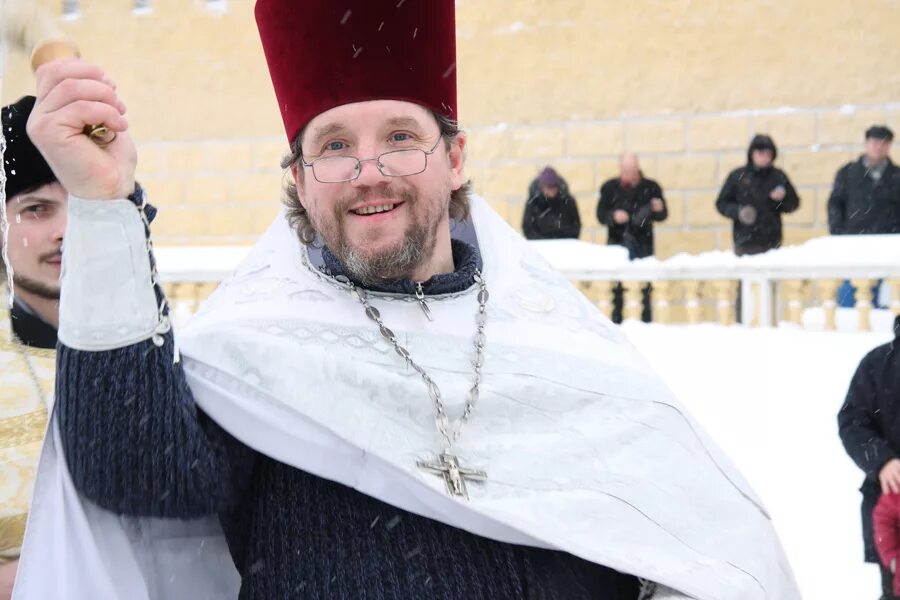 михаил вокуев священник. священник крестит младенца. священник крестит младенца. священник. батюшка перекрестил.