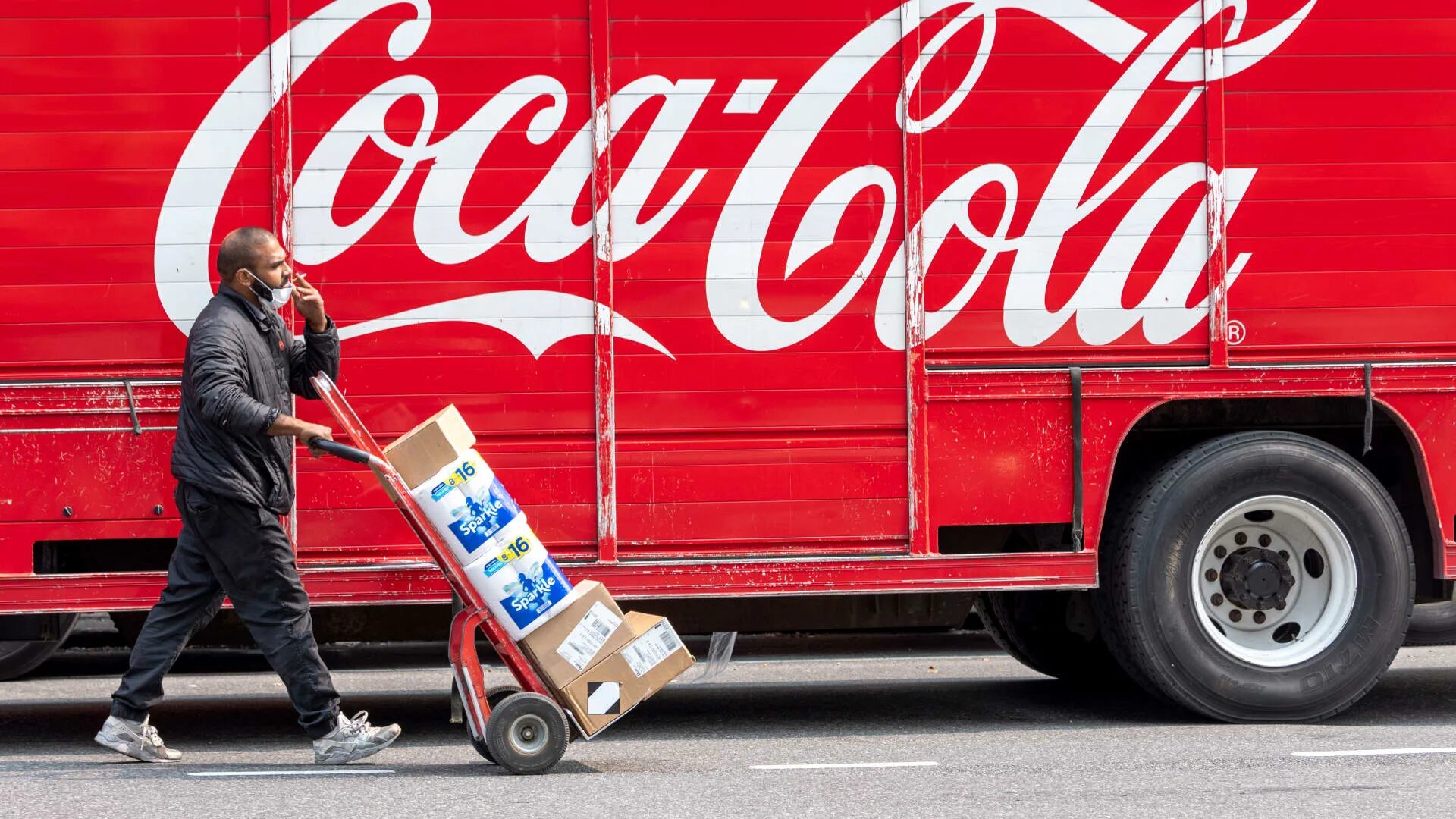 Включи мультиварик кока бока. Кока кола. Грузовик Coca Cola. Кока кола в России. Машина Кока кола в России.