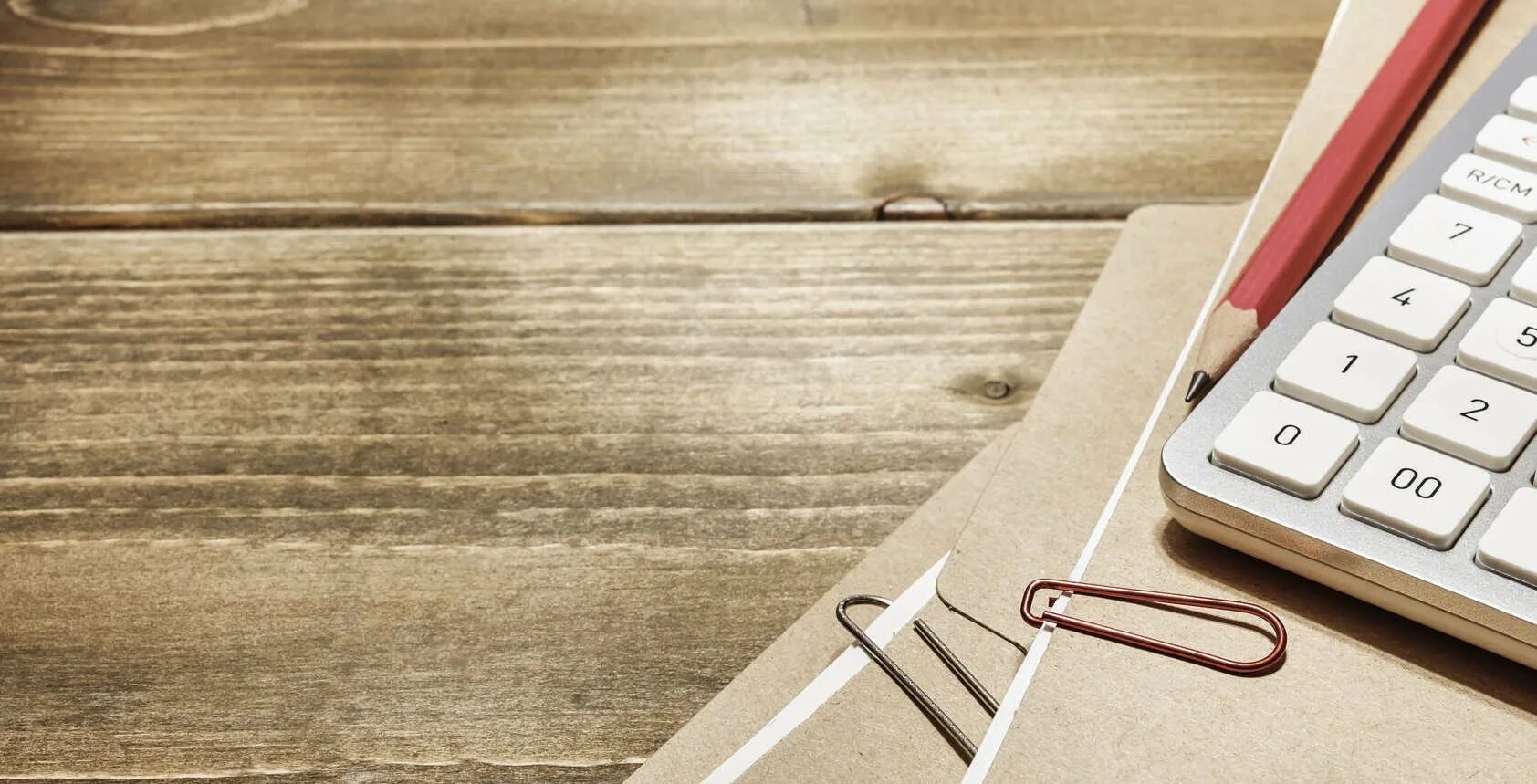 Бухгалтер фон. Бухгалтерия калькулятор. Рабочий стол бухгалтера. Рабочий стол бухгалтера. Счет инвестора.