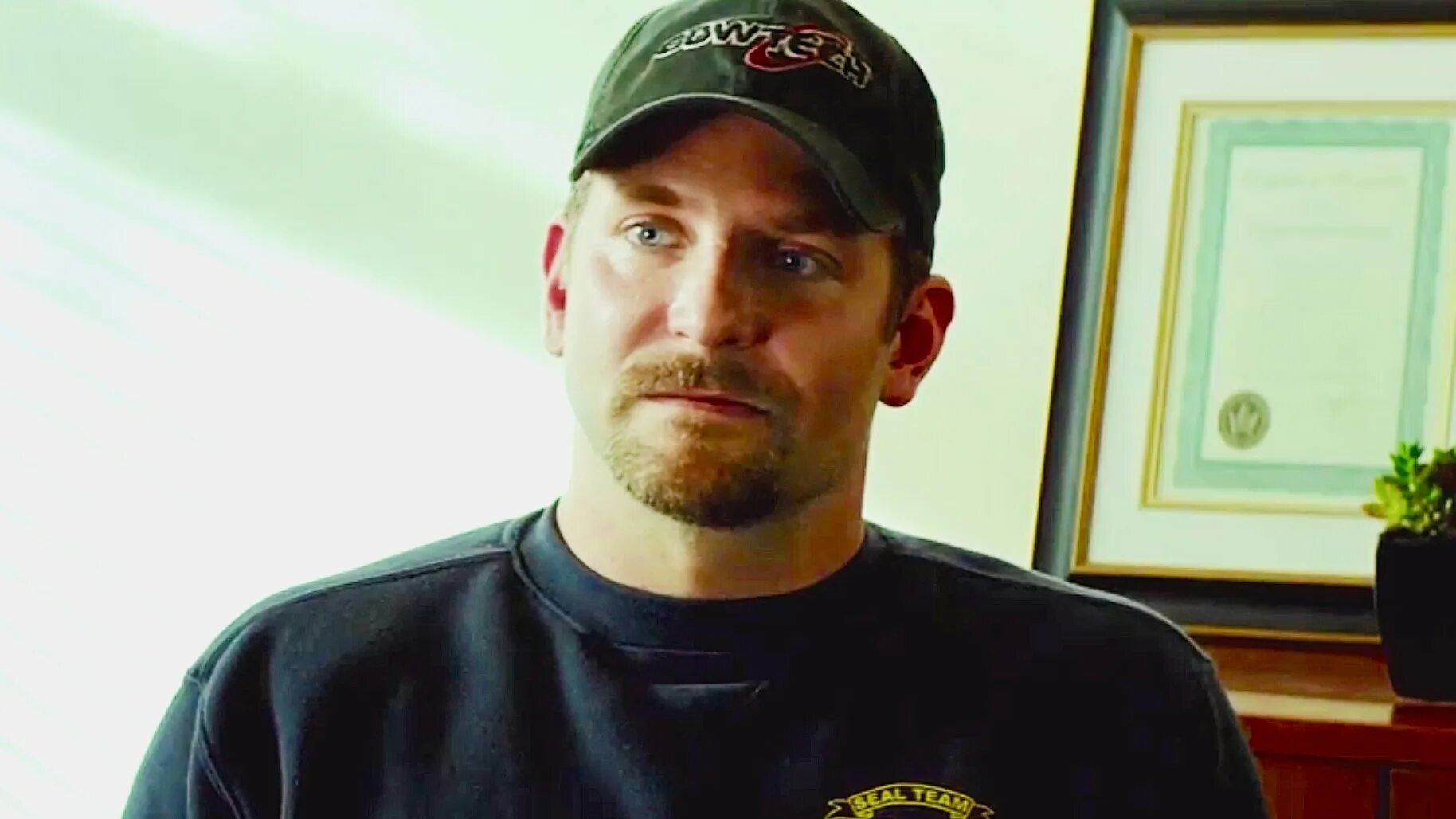 Брэдли купер american sniper. Брэдли купер снайпер. Клинт иствуд снайпер. Снайпер 2014 мустафа. Брэдли купер american sniper.