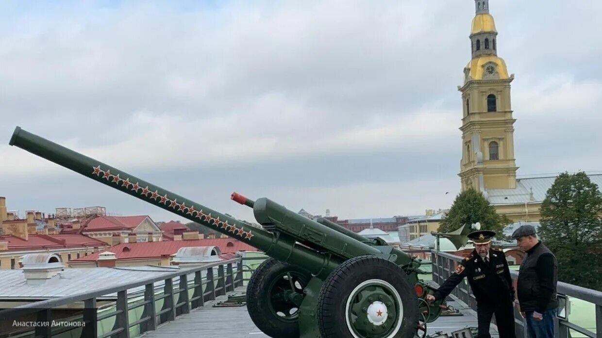 Во сколько стреляют в петропавловской. Пушки с Нарышкина бастиона Петропавловской крепости. Полуденные пушки Петропавловской крепости. Полуденный выстрел с Петропавловской крепости.