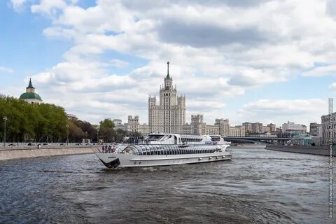 Кататься на теплоходе по москве реке