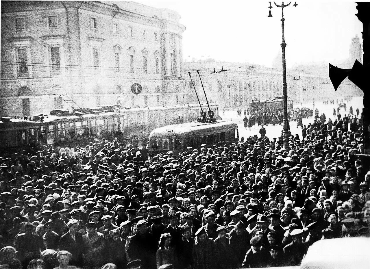 9 мая день победы начало. 9 Мая 1945 Ленинград. 9 Мая 1945 года Санкт Петербурга Ленинград. Ленинград день Победы май 1945.