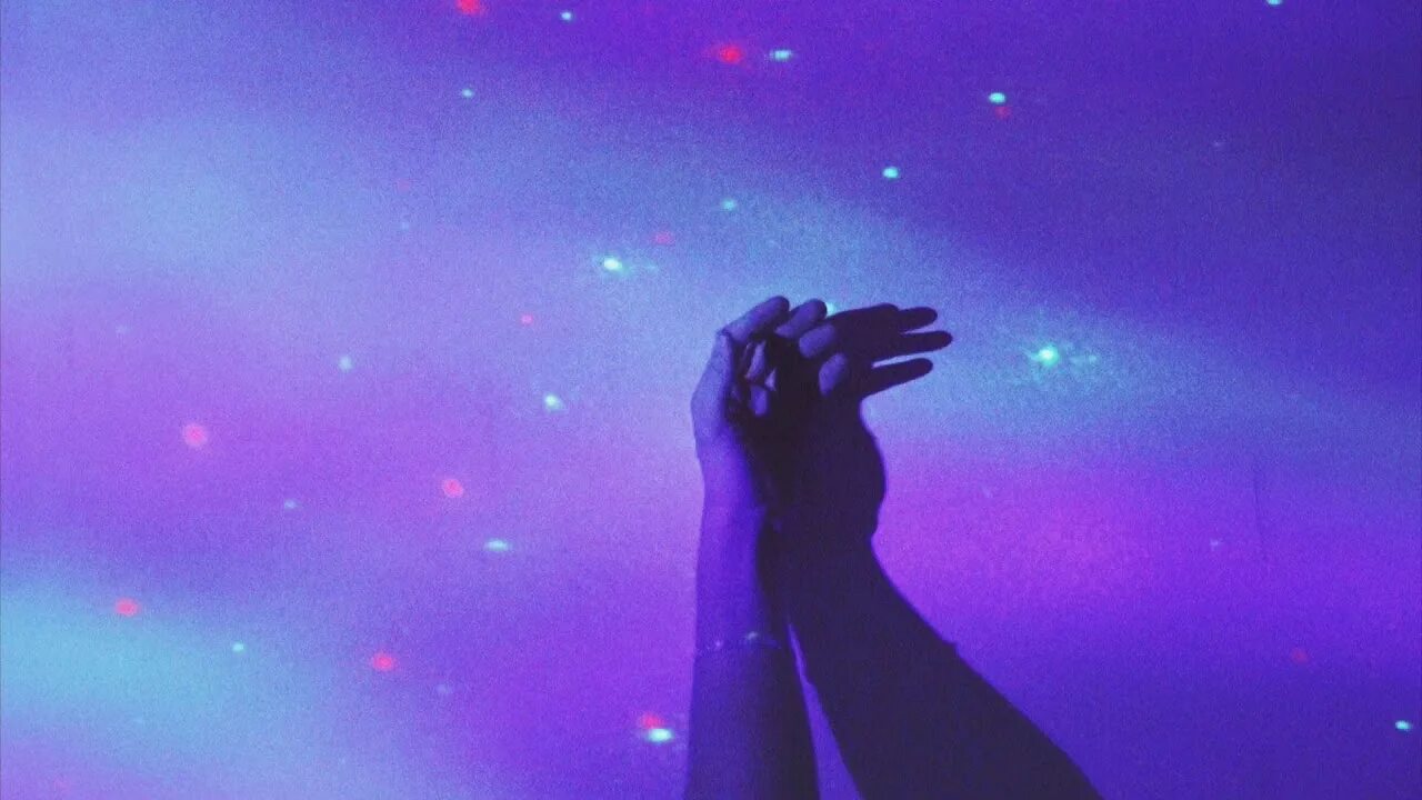 Почему рука фиолетовая. Фиолетовые руки. Руки фиолетовый aesthetic. Рука в фиолетовом свете. Неоновые пары.