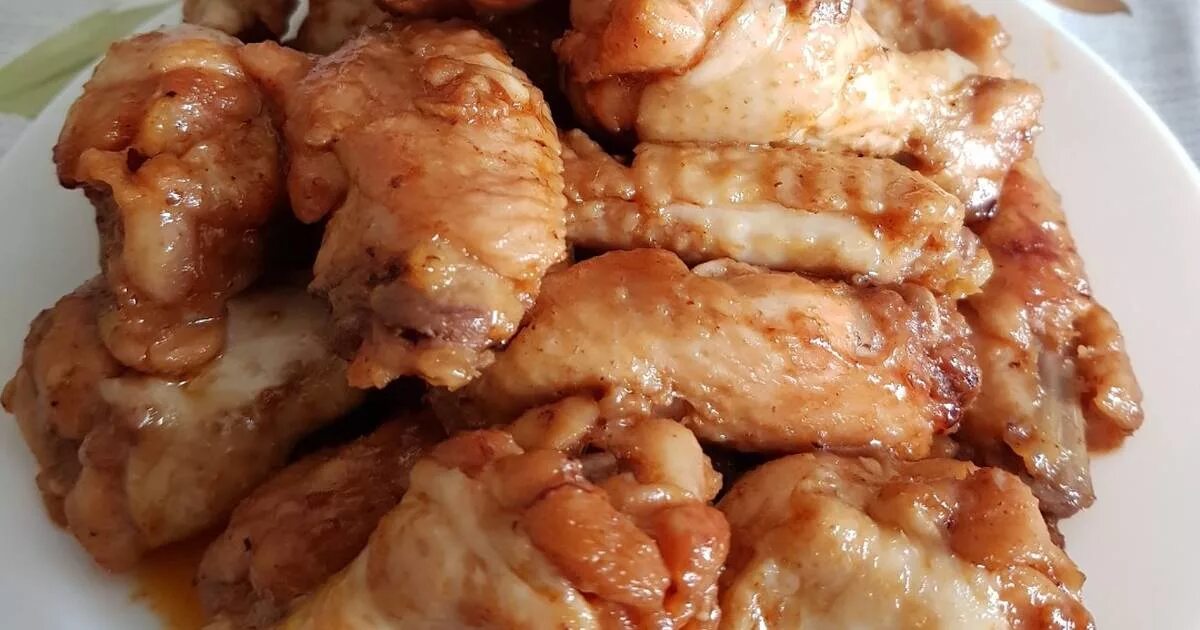 Крылышки буша. Крылья куриные жареные. Жареные куриные крылышки на тарелке. Как вкусно пожарить крылышки. Как вкусно пожарить крылышки.
