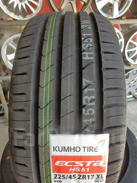 Kumho hs52 225 65 r17. Kumho Ecsta hs51 225/45 r17. 225/45 R17 Kumho Ecsta hs51 94w XL. Кумхо 235/45/17 Solus HS-51. Шина 215/60 r17 <Kumho> Ecsta, hs51 96h (лето; асимметр.)/Корея/.