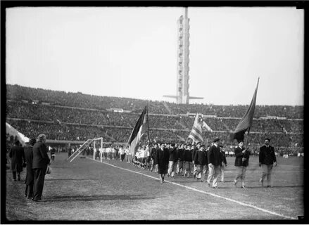 Чемпионаты по футболу проводятся с 1930