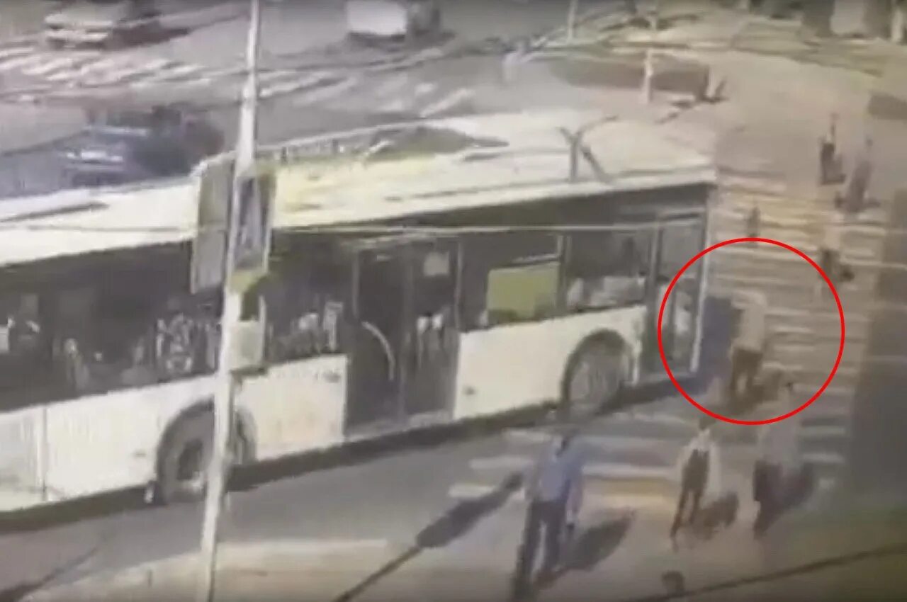 Автобус сбил женщину Чебоксары. Автобус сбил поросёнка. Школьный автобус сбил женщину.