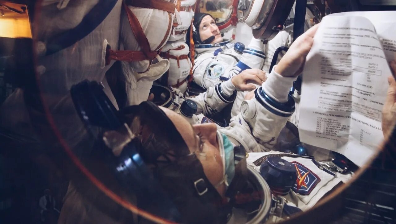 Какие люди стали космонавтами. Стать космонавтом. Спасение в космосе (2021). Самара Космическая 2021. Передачи про космос 2021.